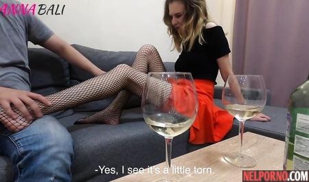 Пьяная русская девушка в чулках занимается домашним сексом на диване