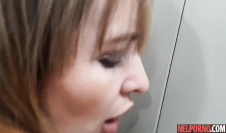 Русская блондинка прямо в лифте не снимая шубы занимается сексом и кончает