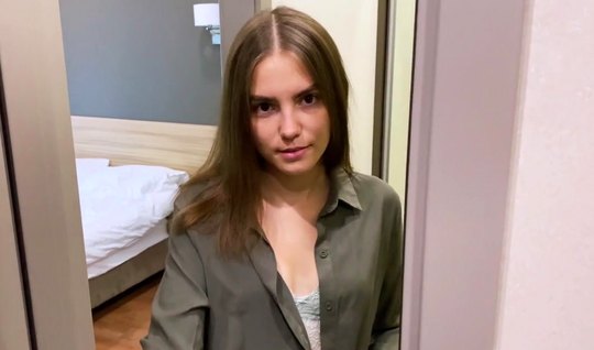 Русская молодая девушка подставляет киску для домашнего порно