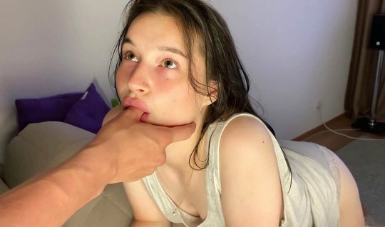 Молодая девушка подставляет сочную промежность для домашнего порно