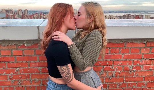 Русские лесбиянки на крыше дома нежно целуются и трахают друг другу ды...