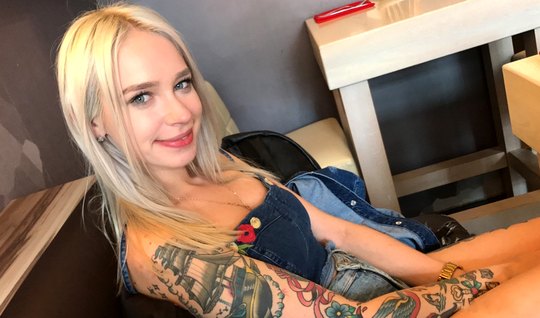 Татуированная блондинка не против пикапа и горячего секса на видео кам...