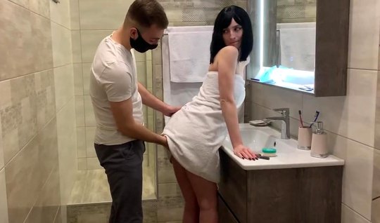 Русский парень в маске пристает дома в ванной комнате к мамке