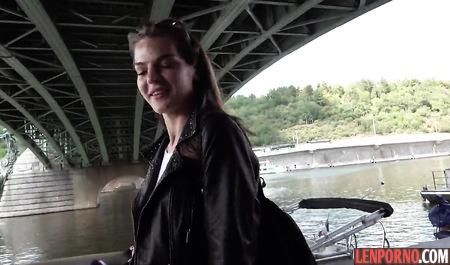 Девушка за деньги показала незнакомцу сиськи и отсосала на улице под мостом