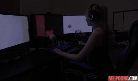 Жопастая Мисс Банана, играя в компьютерные игры, трахается раком с парнем