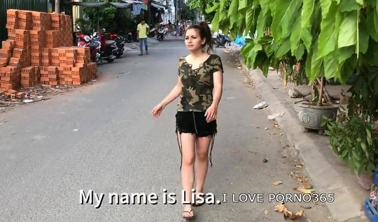 Молодая девушка поддалась на уговоры русского пикапера и повелась на секс