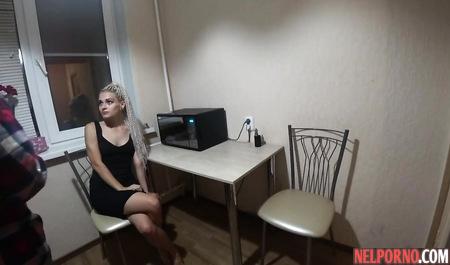 Русская молодая парочка у себя на кухне снимают домашний анальный секс