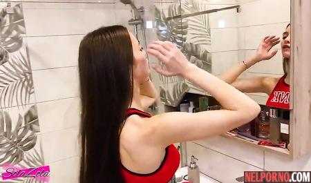Молодая девушка снимает на камеру большие дойки в ванной комнате