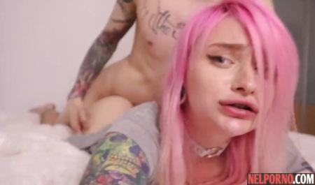 Татуированная красотка с розовыми волосами не против съемки домашнего порно