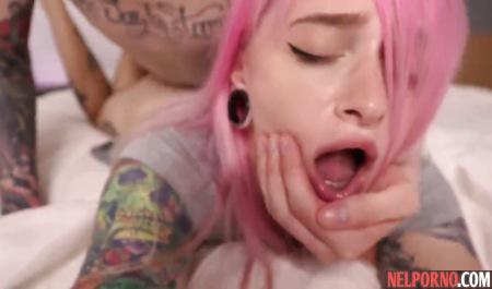 Татуированная красотка с розовыми волосами не против съемки домашнего порно