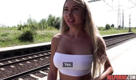 Русская девушка во время пикапа согласилась на секс на природе
