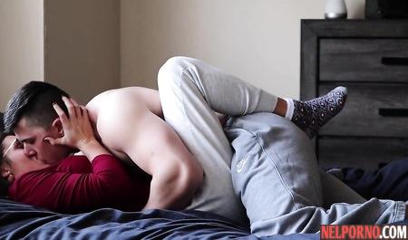 Парень с подругой снимают домашнее порно в спальне на кровати