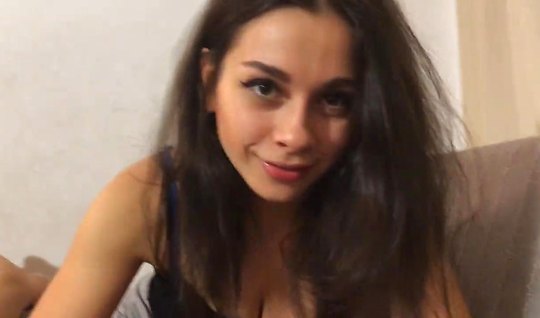 Русское домашнее порно с молодой брюнеткой завершается оргазмом