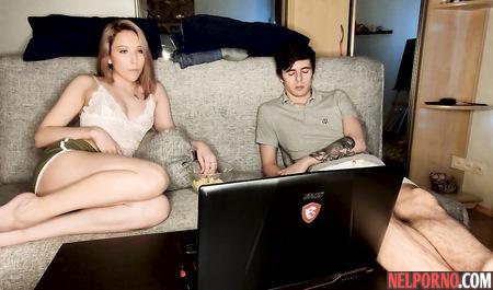 Сводный брат и его молодая сестра устроили в спальне съемку домашнего порно