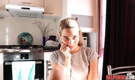 Русская молодая девушка сняла трусики и занялась домашним порно на кухне