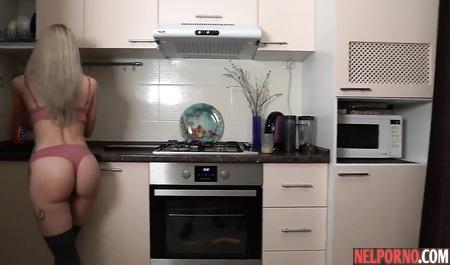 Русский парень и его девушка на кухне трахаются и снимают домашнее видео