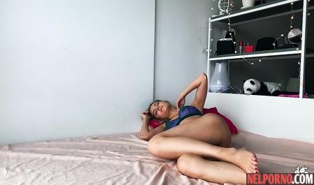 Русская девушка на кровати снимает перед веб камерой мастурбацию киски