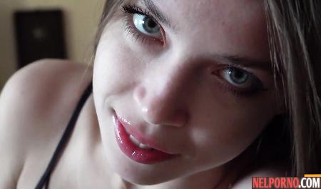 Русская молодая девушка кончает во время съемки домашнего порно