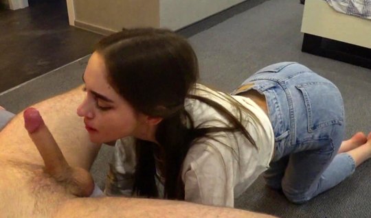 Русская девушка стоя на коленях делает минет и трахается для домашнего порно