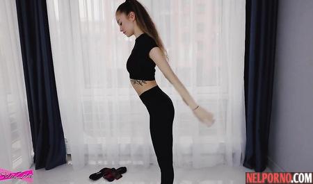 Русская молодая красотка раздвигает ноги для вагинала с любовником