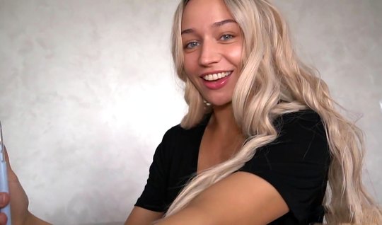 Татуированная блондинка ради домашнего порно прыгает на фаллосе