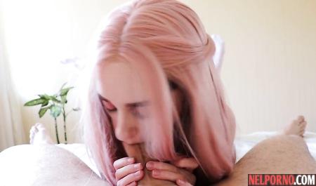 Русский выдает длинный хуй красивой девке с розовыми волосами прямо за щеку