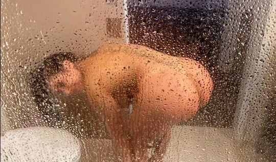 Во время кастинга девушка в ванной занимается мастурбацией и подставляет попу для анала