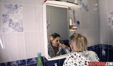Парень спустил пижаму дома в ванной с девки и раком выебал перед зеркалом