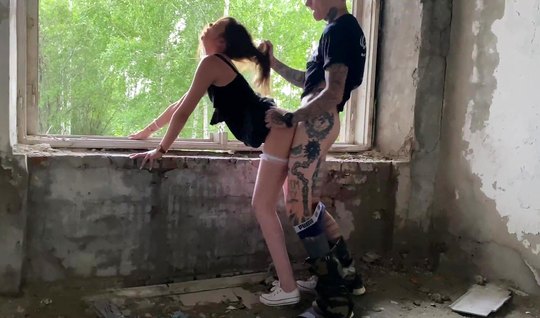 Татуированный парень ставит русскую подругу раком в ванной и долго ебет в щель