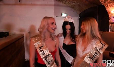 Русские девчонки после конкурса красоты устроили оргию с пьяными мужиками в кабаке