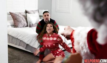 Татуированная мамка и ее молодой любовник занимаются сексом на Рождество