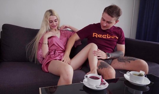 Муж и жена на диване решили снять откровенное домашнее порно с оргазмом